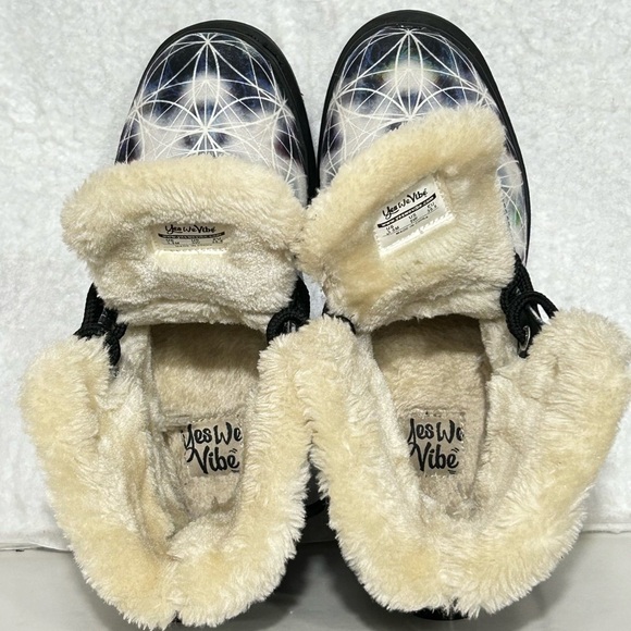 Yes We Vibe Girls Black/White Circle of Life Faux Fur Fall/Winter Boots SZ 3.5M - Picture 5 of 11
